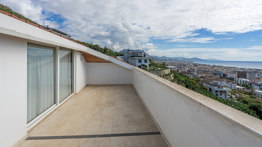 Меблированный пентхаус 4+1 с видом на море в центре Алании