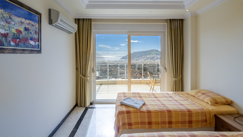 Меблированный пентхаус 4+1 с видом на море в центре Алании