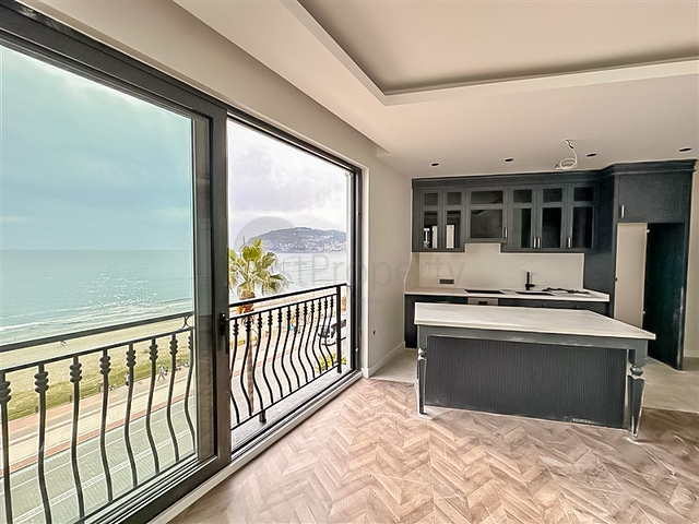 Двухкомнатная квартира в центре Алании с панорамным видом на море