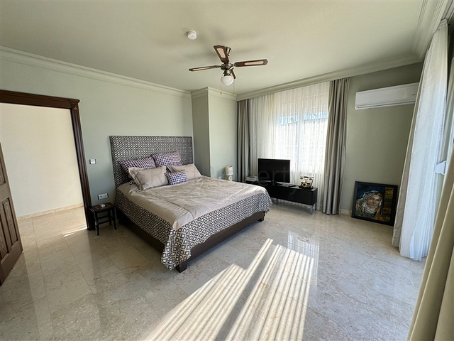 Просторный пентхаус 3+1 с панорамным видом на море