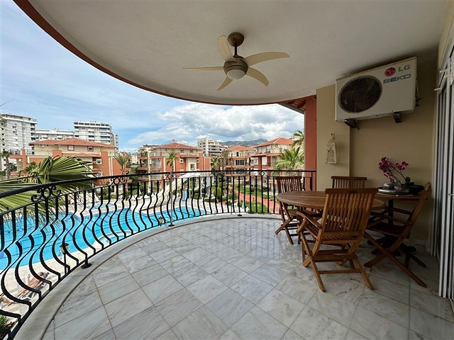 Пентхаус 4+1 на берегу реки в районе Кестель