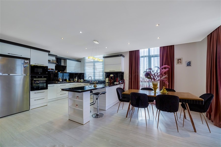 Пентхаус планировкой 3+1 с видом на Средиземное море