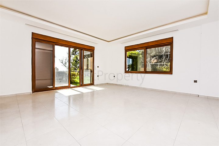 Садовый дуплекс 4+1 с отдельной кухней в центре Алании