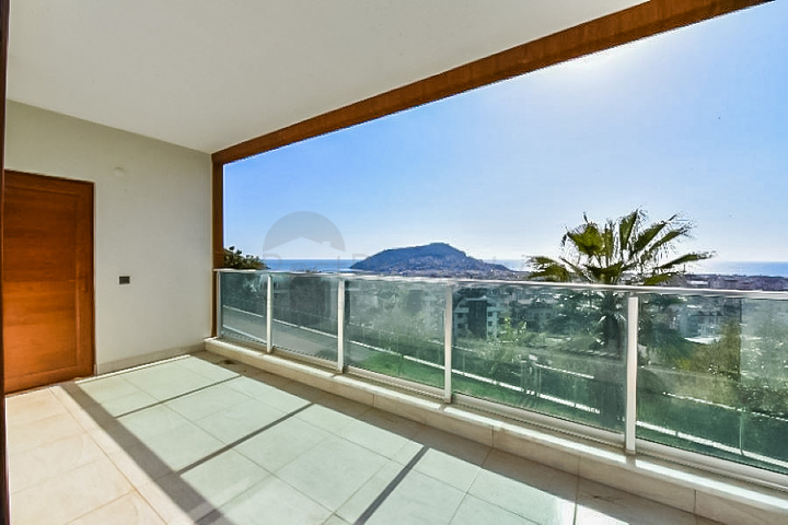 Садовый дуплекс 4+1 с отдельной кухней в центре Алании