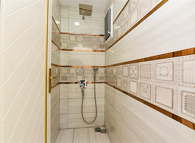 Садовый дуплекс 4+1 с отдельной кухней в центре Алании