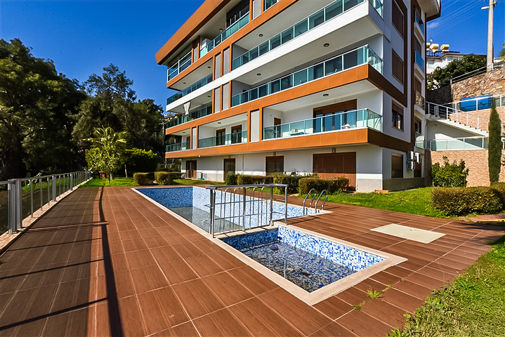 Садовый дуплекс 4+1 с отдельной кухней в центре Алании