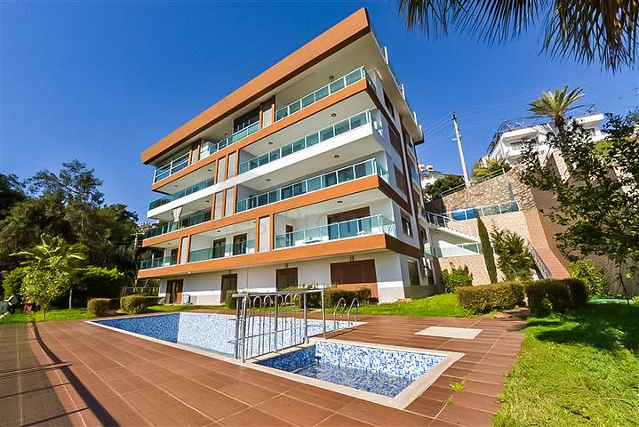 Садовый дуплекс 4+1 с отдельной кухней в центре Алании