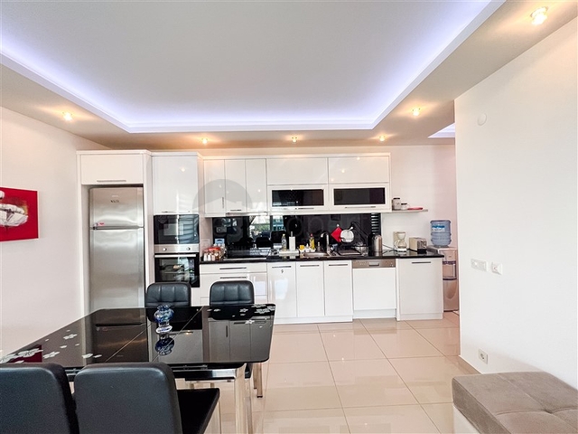 Просторная трехкомнатная квартира с красивым видом на бассейн