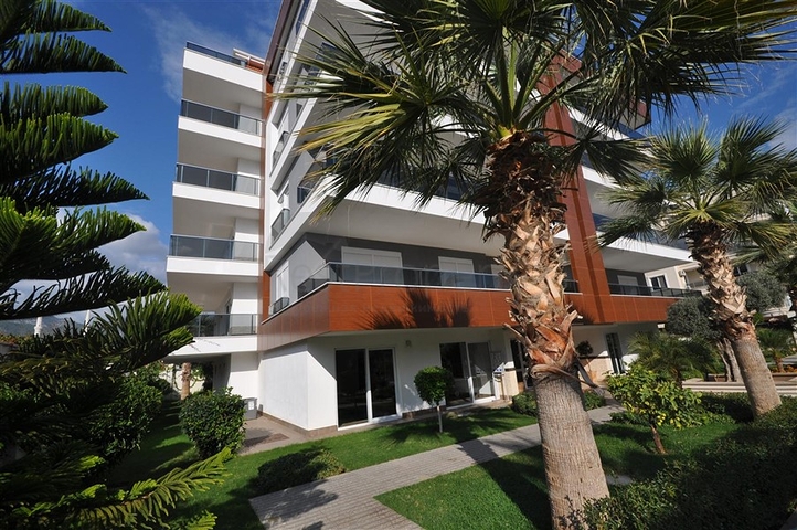 Просторная трехкомнатная квартира с красивым видом на бассейн