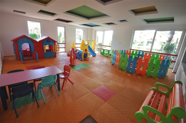 Просторная трехкомнатная квартира с красивым видом на бассейн