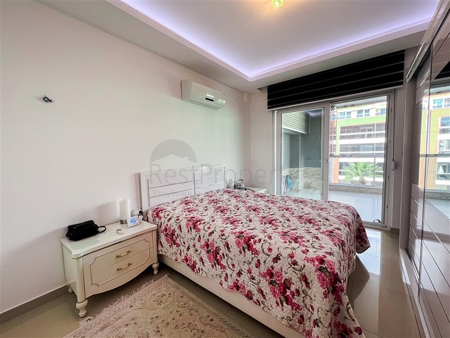 Просторная трехкомнатная квартира с красивым видом на бассейн