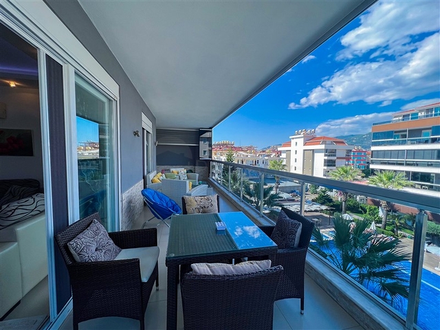 Просторная трехкомнатная квартира с красивым видом на бассейн