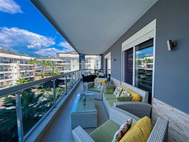 Просторная трехкомнатная квартира с красивым видом на бассейн