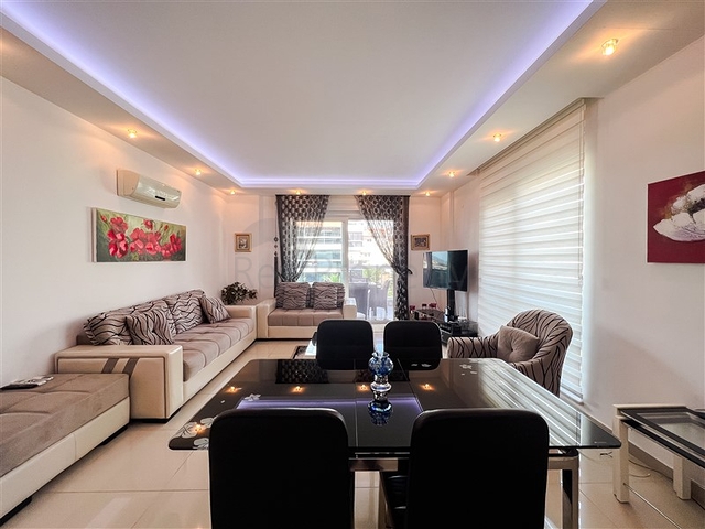 Просторная трехкомнатная квартира с красивым видом на бассейн