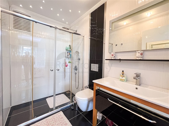 Просторная трехкомнатная квартира с красивым видом на бассейн