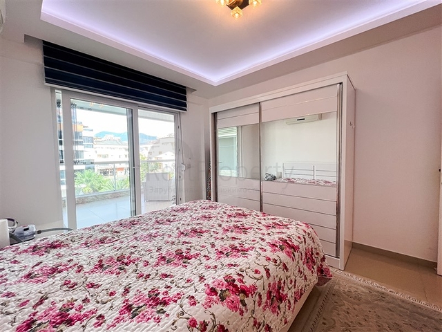 Просторная трехкомнатная квартира с красивым видом на бассейн