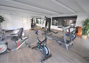 Просторная трехкомнатная квартира с красивым видом на бассейн