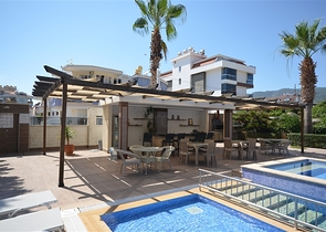 Просторная трехкомнатная квартира с красивым видом на бассейн