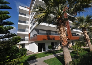 Просторная трехкомнатная квартира с красивым видом на бассейн