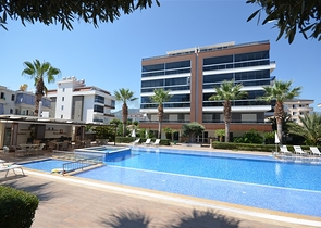 Просторная трехкомнатная квартира с красивым видом на бассейн