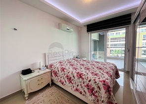 Просторная трехкомнатная квартира с красивым видом на бассейн