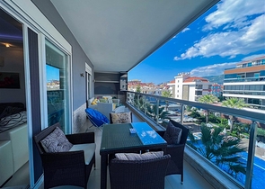 Просторная трехкомнатная квартира с красивым видом на бассейн