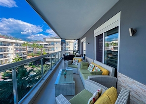 Просторная трехкомнатная квартира с красивым видом на бассейн