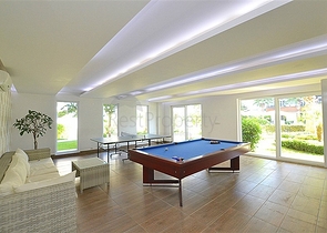 Просторная трехкомнатная квартира с красивым видом на бассейн