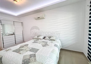 Просторная трехкомнатная квартира с красивым видом на бассейн