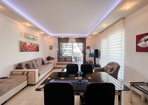 Просторная трехкомнатная квартира с красивым видом на бассейн