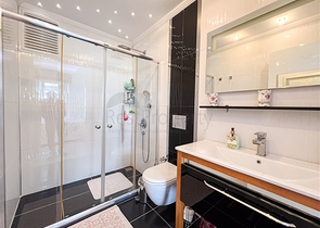 Просторная трехкомнатная квартира с красивым видом на бассейн