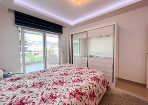 Просторная трехкомнатная квартира с красивым видом на бассейн