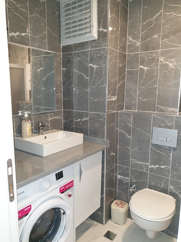 Меблированная двухкомнатная квартира планировки 1+1