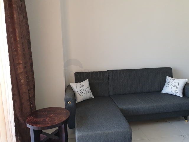 Меблированная двухкомнатная квартира планировки 1+1