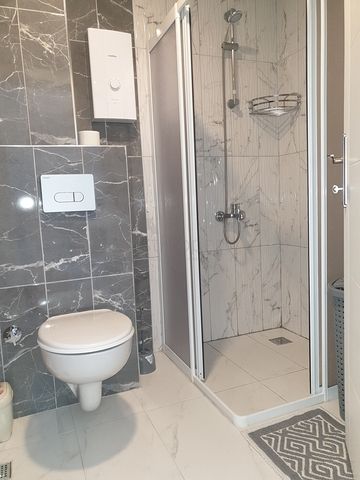 Меблированная двухкомнатная квартира планировки 1+1