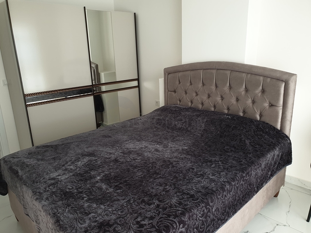 Меблированная двухкомнатная квартира планировки 1+1