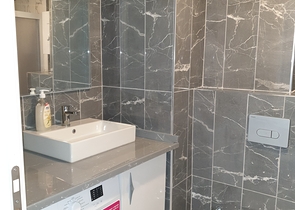 Меблированная двухкомнатная квартира планировки 1+1