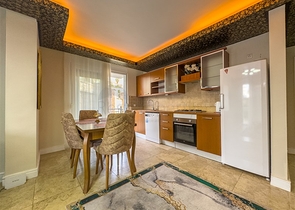 Квартира с просторной планировкой 1+1 в районе Джикджили. 