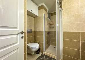 Квартира с просторной планировкой 1+1 в районе Джикджили. 