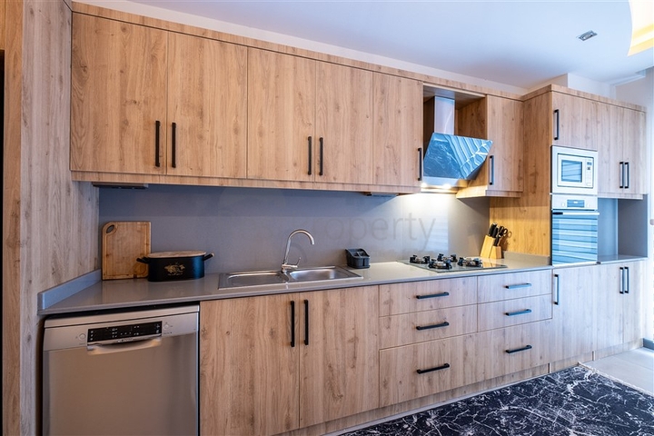 Просторная квартира 4+1 с мебелью: ваш уютный дом в Махмутларе