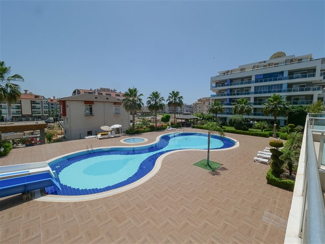 Уютная 1+1 с собственной терассой в районе Оба