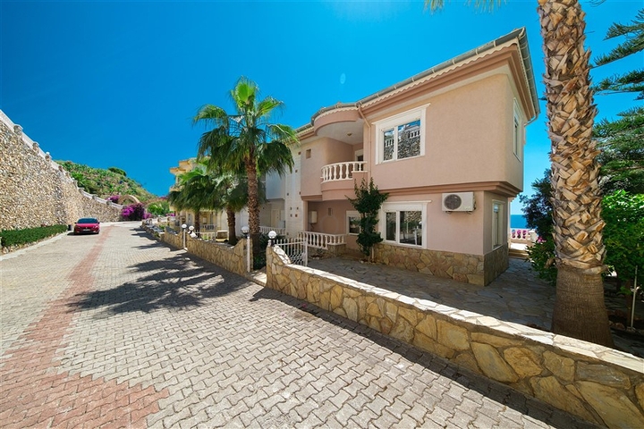 Вилла с панорамными видами на море и горы