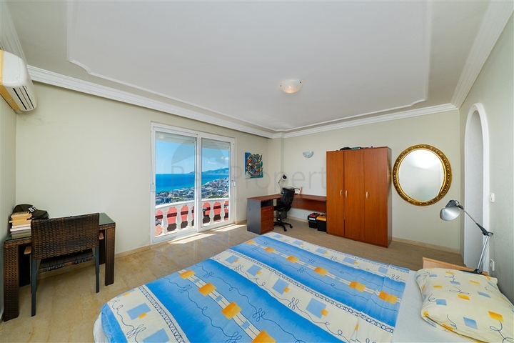 Вилла с панорамными видами на море и горы