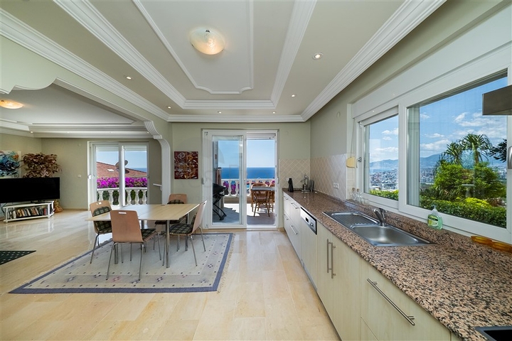 Вилла с панорамными видами на море и горы