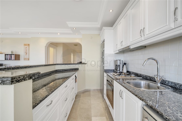 Просторный пентхаус в районе Оба