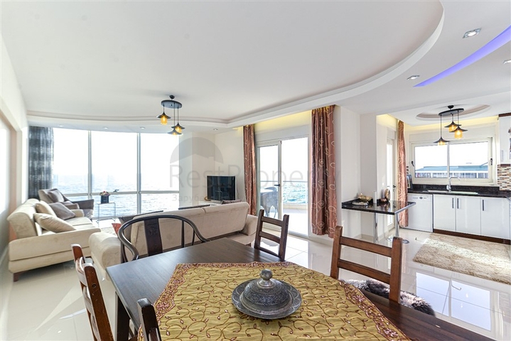 Продается уютная квартира в жилом комплексе на берегу моря в Махмутларе