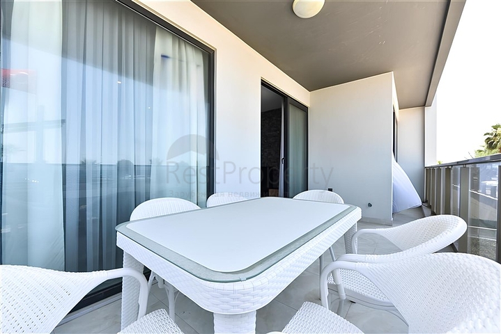 Квартира планировкой 2+1 на первой береговой линии в Махмутлар