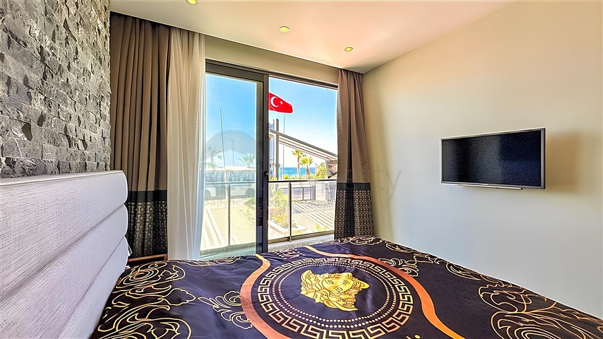 Квартира планировкой 2+1 на первой береговой линии в Махмутлар