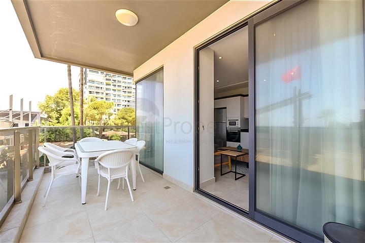 Квартира планировкой 2+1 на первой береговой линии в Махмутлар