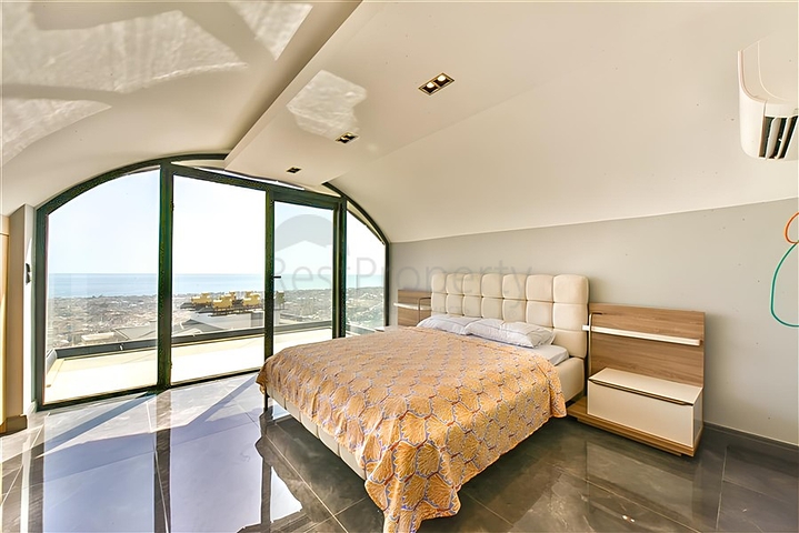 Вилла с видом на Средиземное море и Аланийскую крепость